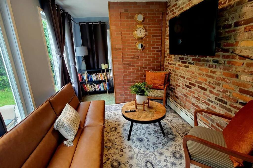 Unique & Peaceful Boston Home Exterior foto