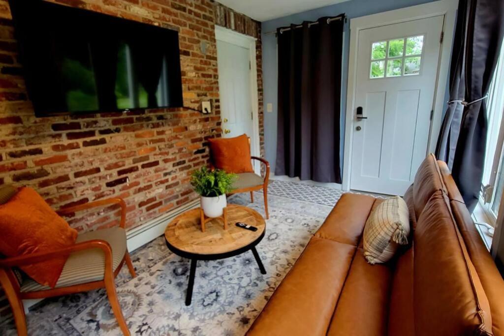 Unique & Peaceful Boston Home Exterior foto